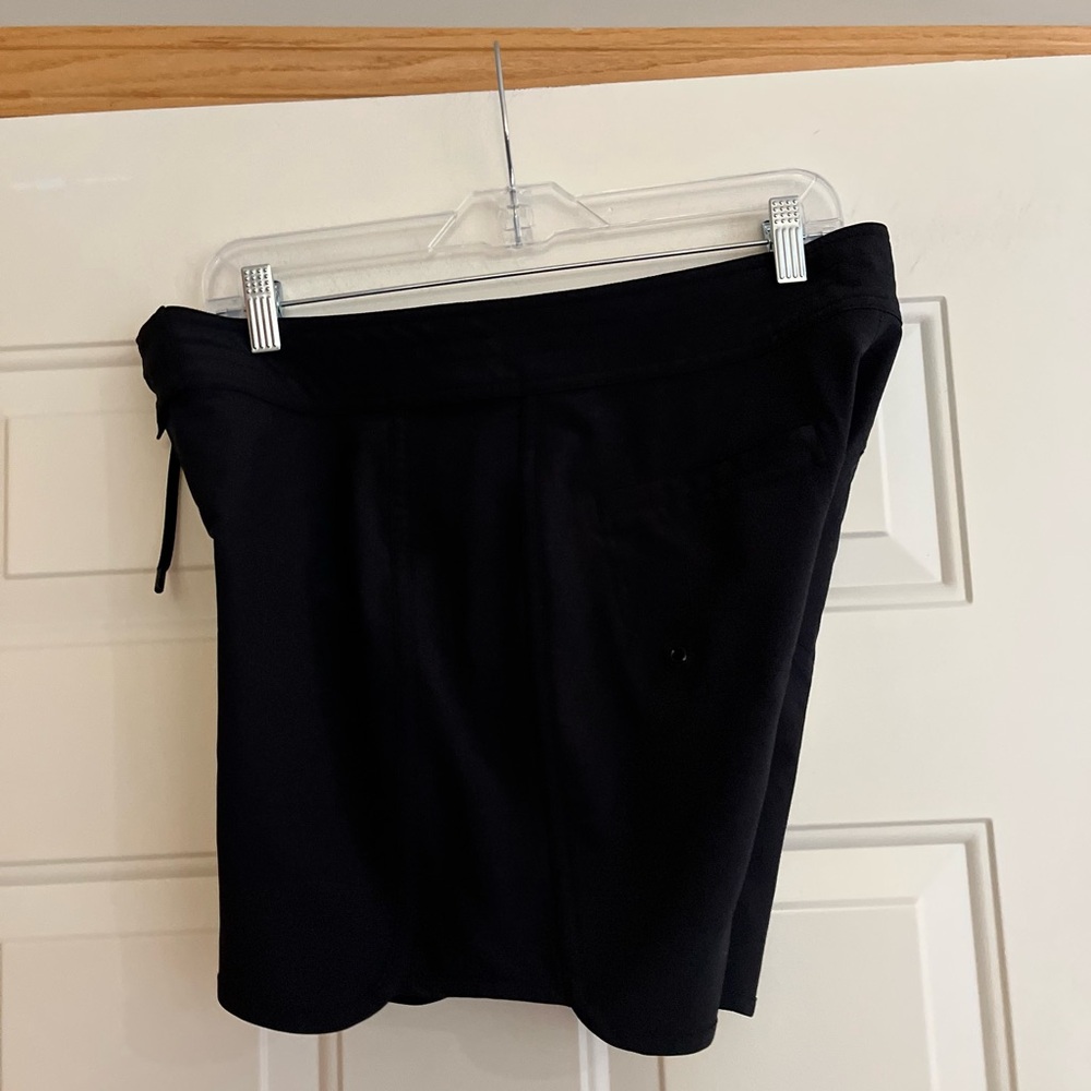 Women’s Athleta black board swim active pull on short. Size 8 - Picture 3 of 16